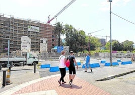 El nuevo bloque residencial se levantará junto al que se puede ver en obras a la izquierda de la imagen, en una zona muy utilizada para pasear.