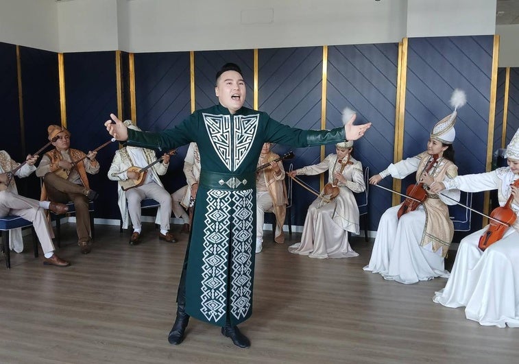 NAZ, el conjunto folklórico nacional de Kazajistán, ha realizado una actuación musical durante la presentación del festival.