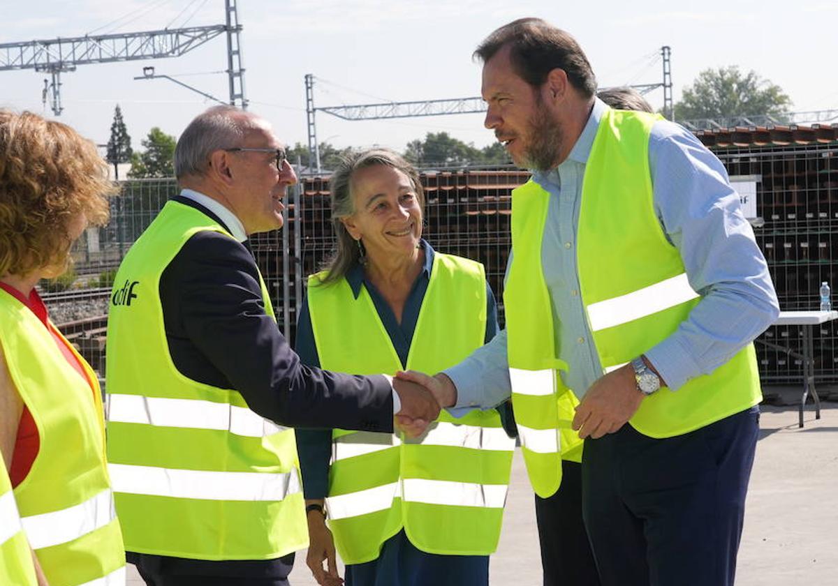 El ministro de Transportes, Óscar Puente, saluda al diputado general de Álava, Ramiro González, este viernes en Jundiz.