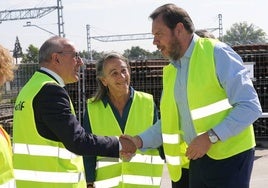 El ministro de Transportes, Óscar Puente, saluda al diputado general de Álava, Ramiro González, este viernes en Jundiz.