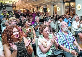 La sala cuenta con dos espacios; delante, unas 70 sillas que se llenan. Y detrás, gente de pie, en corrillos.