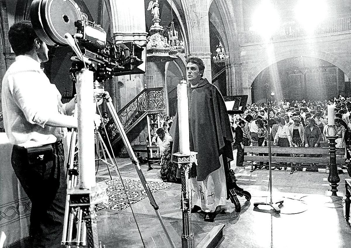 Imagen secundaria 1 - Amaia Lasa, Ramón Barea, Imanol Uribe, Fernando Telletxea 'Fama' y José Antonio Nielfa 'La Otxoa' en la presentación del filme en el Café Iruña de Bilbao en febrero de 1984. Juan Mari Segués da vida al sacerdote de Lekeitio, cuyos vecinos participaron como figurantes convocados por el párroco real, Benito Ansola.