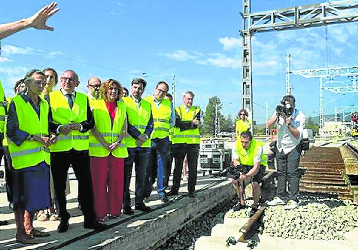 Representantes institucionales visitaron ayer las obras de ampliación del centro logístico que Adif tiene en Júndiz, a las afueras de Vitoria.