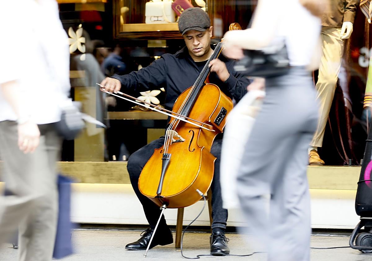 Yoan Rodríguez toca el chelo en la Gran Vía.