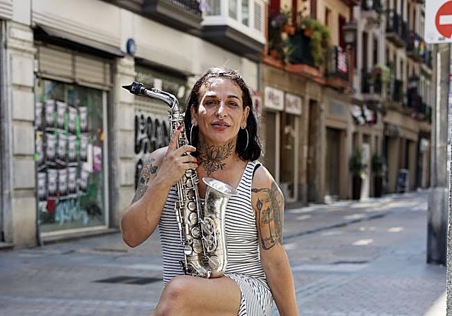 Tavi, en la fuente del Portal de Zamudio.