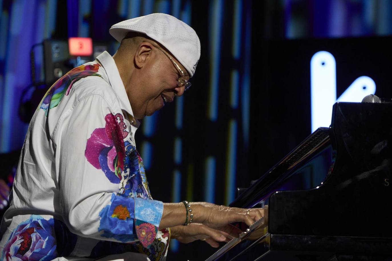 El pianista cubano Chucho Valdes acompañado por su banda Irakere durante su actuación hoy sábado en el Festival de Jazz de Vitoria-Gasteiz.