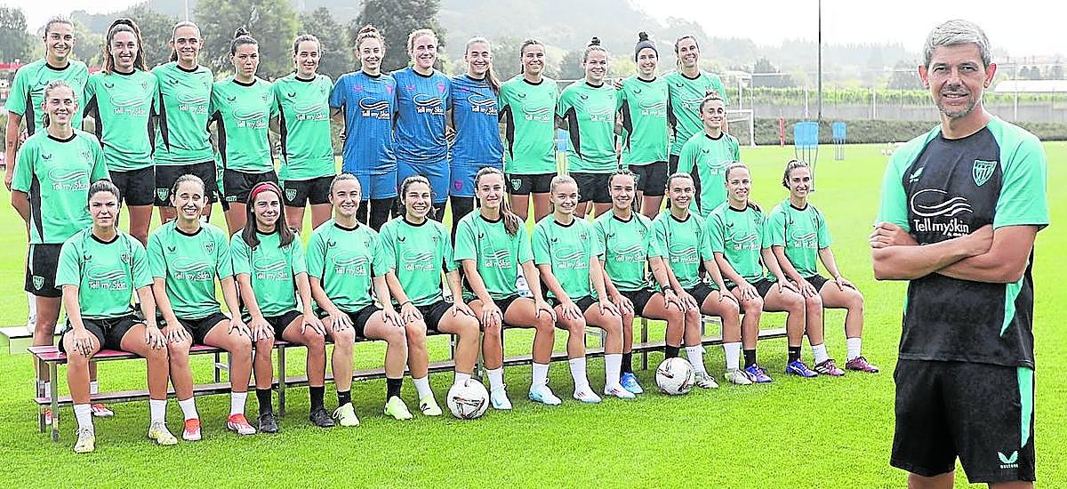 David Aznar, en primer plano, posa con las jugadoras que participaron ayer en el primer entrenamiento en Lezama.