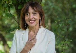 La rectora, Eva Ferreira, posa frente a la Biblioteca del campus de Leioa.