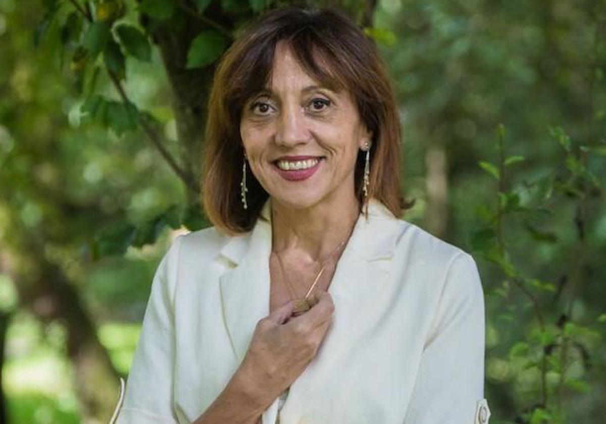 La rectora, Eva Ferreira, posa frente a la Biblioteca del campus de Leioa.