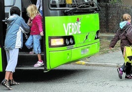 El inicio del curso en los colegios públicos de Bizkaia puede ser de nuevo convulso por el transporte escolar.