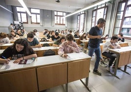 Alumnos durante la prueba de Selectividad del curso pasado.