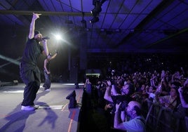 En la pista se levantaron todos los asistentes desde el primer momento del concierto para ver al rapero argentino.