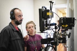 Fernando Franco revisa una escena de la película Subsuelo en Bilbao.