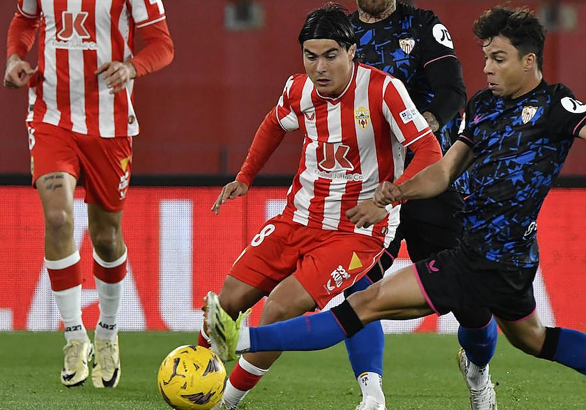 Romero, en un partido de la temporada pasada con el Almería ante el Sevilla.