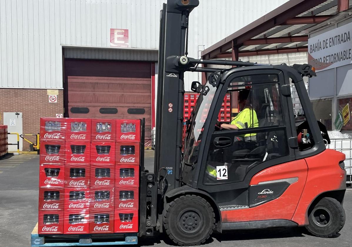 Una de las carretilleras del programa de inclusión de Coca-Cola en Galdakao.