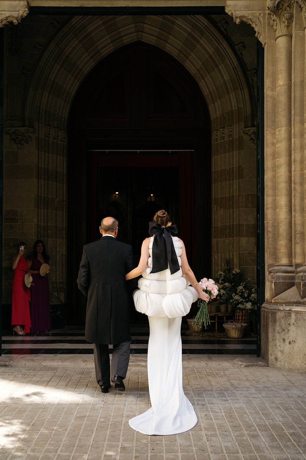 Leticia, la novia viral del vestido lleno de pétalos