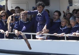 La alcaldesa de Bermeo Nadia Nemeh ha renovado este mediodía la posesión de Bermeo sobre la isla Izaro con el tradicional lanzamiento al mar de una teja.