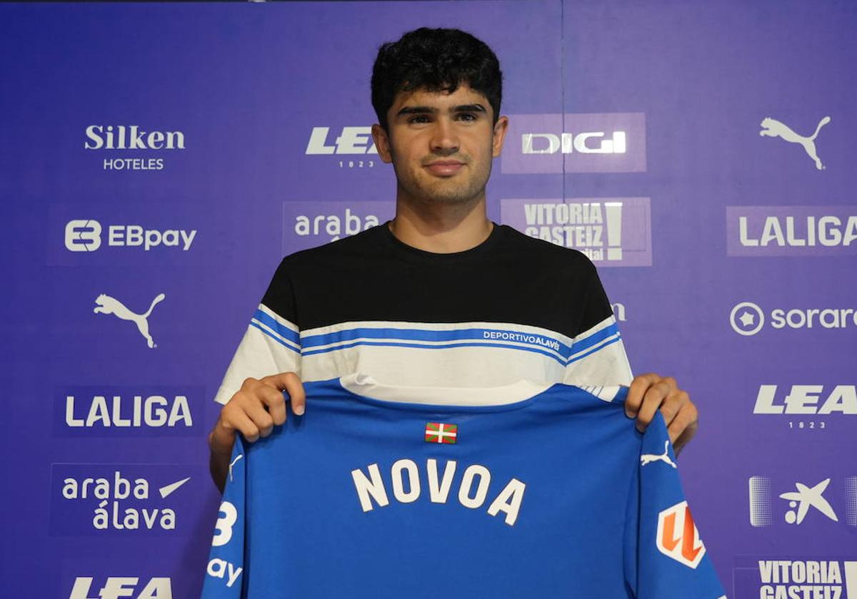 Hugo Novoa, aún sin dorsal, durante su presentación como futbolista del Deportivo Alavés.