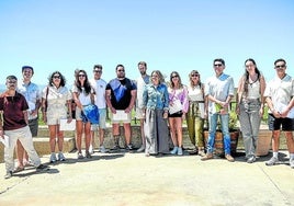 Los once participantes en el viaje junto a la diputada Noemí Aguirre.