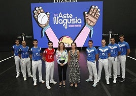 Los pelotaris participantes junto a los patrocinadores en el frontón Bizkaia.