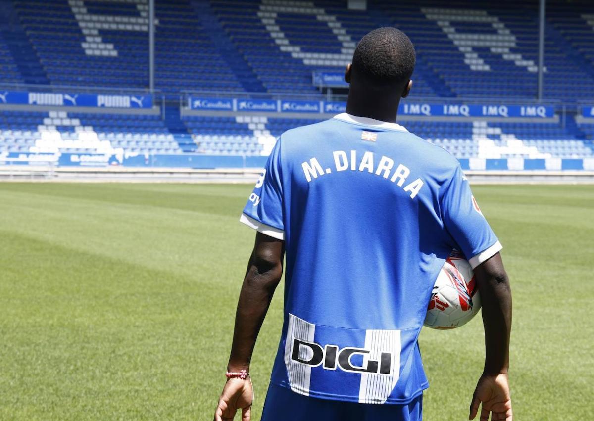 Imagen secundaria 1 - Diarra, durante su presentación con el Alavés.