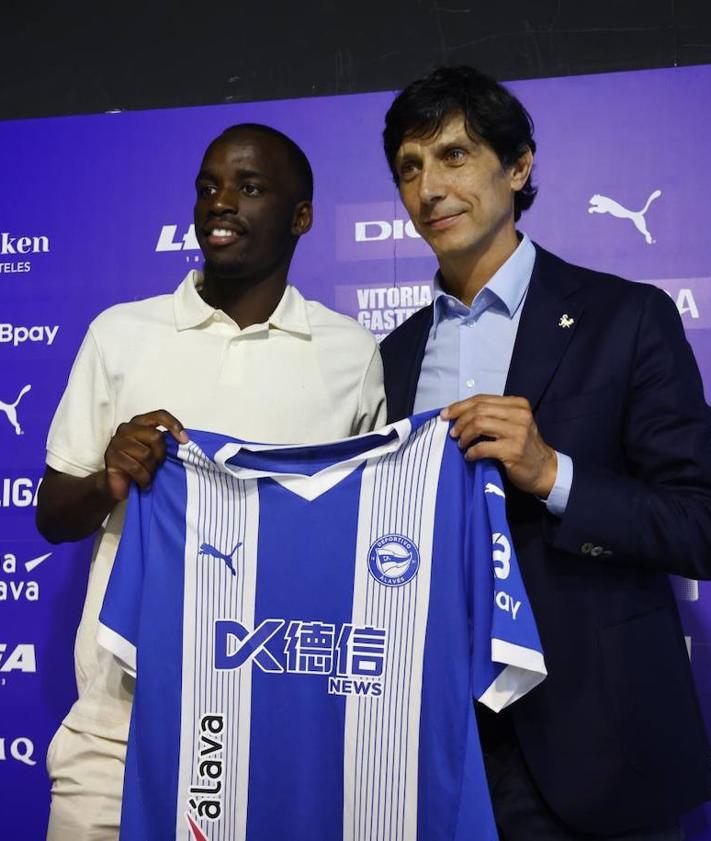 Imagen secundaria 2 - Diarra, durante su presentación con el Alavés.