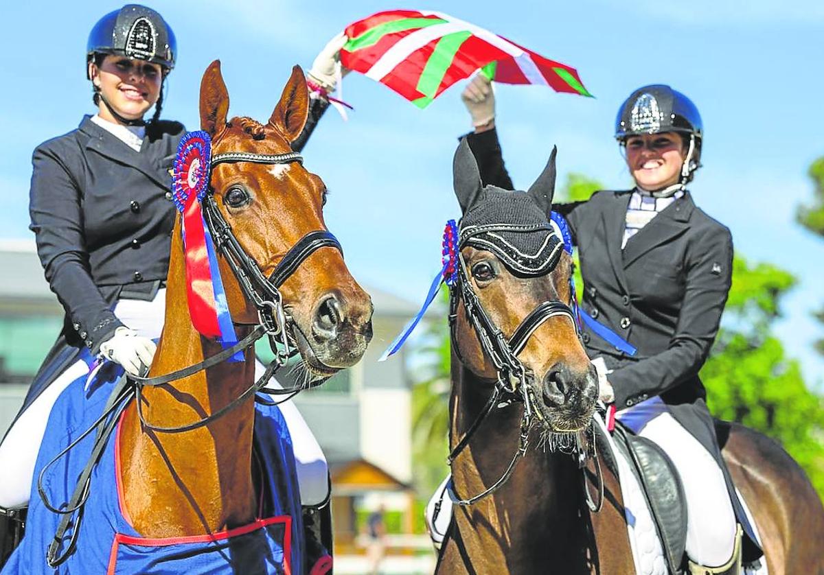 Esfuerzo.Nile Urrutia y María Campo, junto a sus caballos, 'Viriathus Van GC' y 'Stendley Hit'.