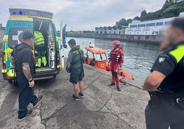 Salvan la vida al tripulante de una embarcación de recreo que sufrió un infarto a 4 millas de Punta Galea