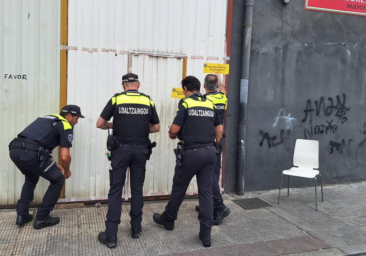 Los agentes han precintado los accesos al pabellón industrial.