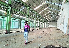 Uno de los edificios protegidos y que se debe preservar, el taller de calderas, estaba ayer vacío y vandalizado por los buscadores de cable.