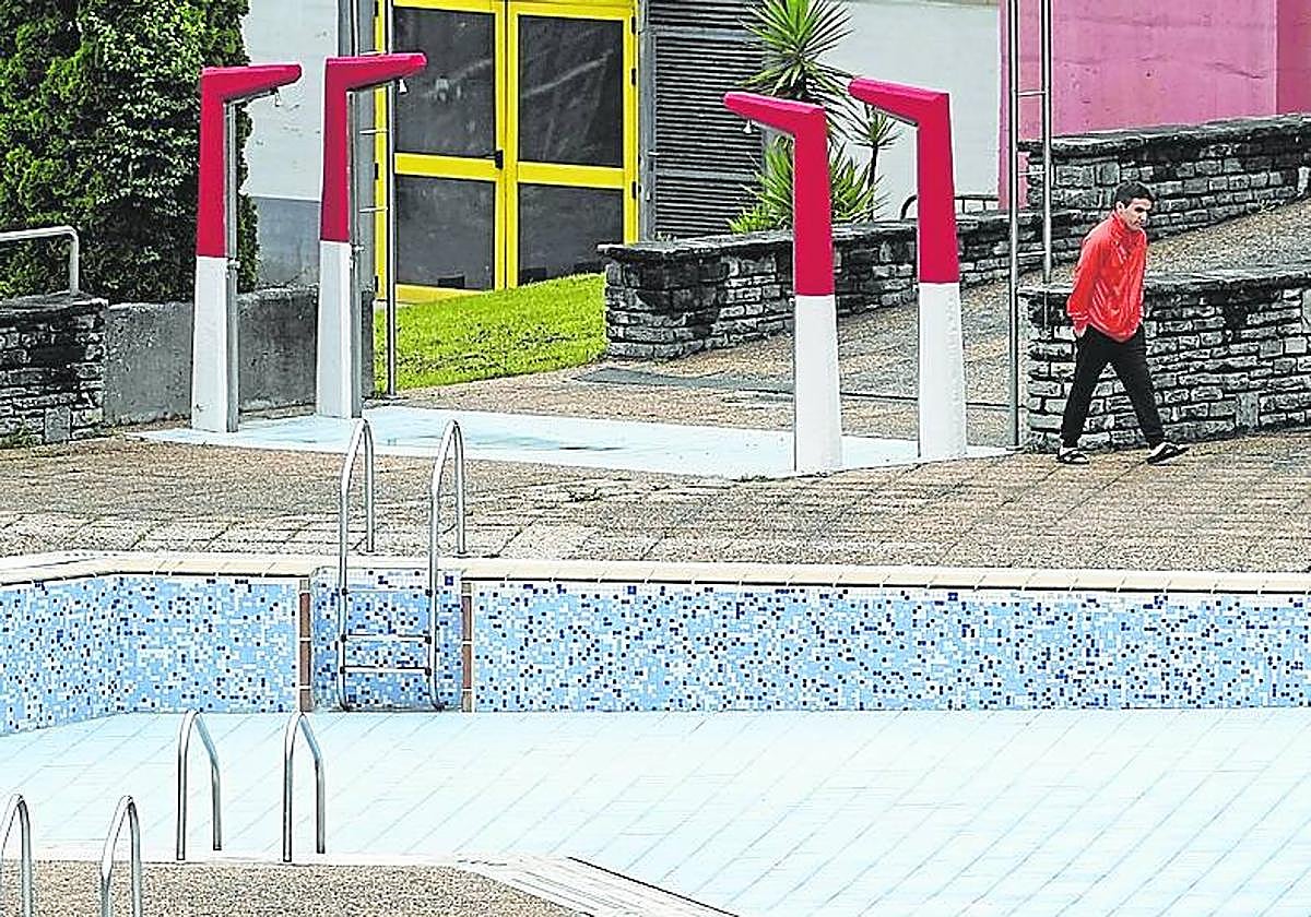 La piscina exterior de Txurdinaga todavía no ha abierto al público.