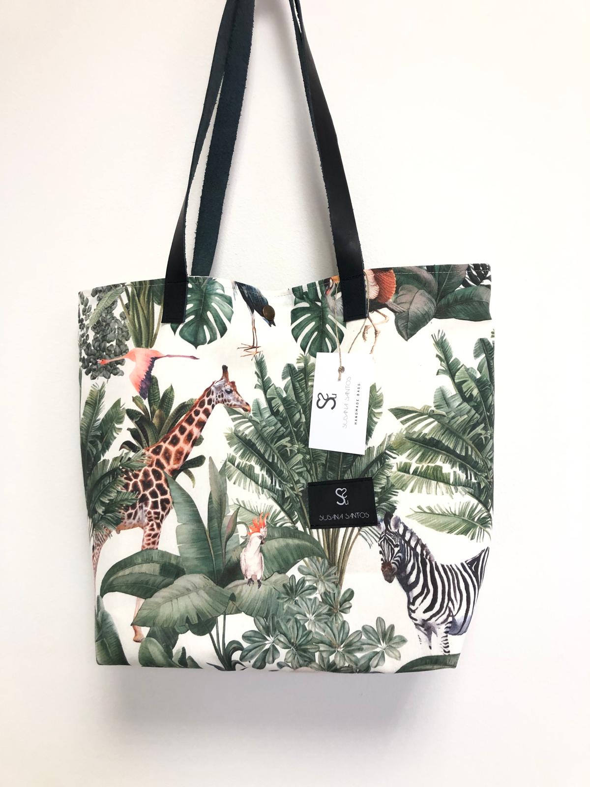 Las bolsas de playa que diseña y confecciona Susana Santos son perfectas para llevar encima todo lo que te propongas.