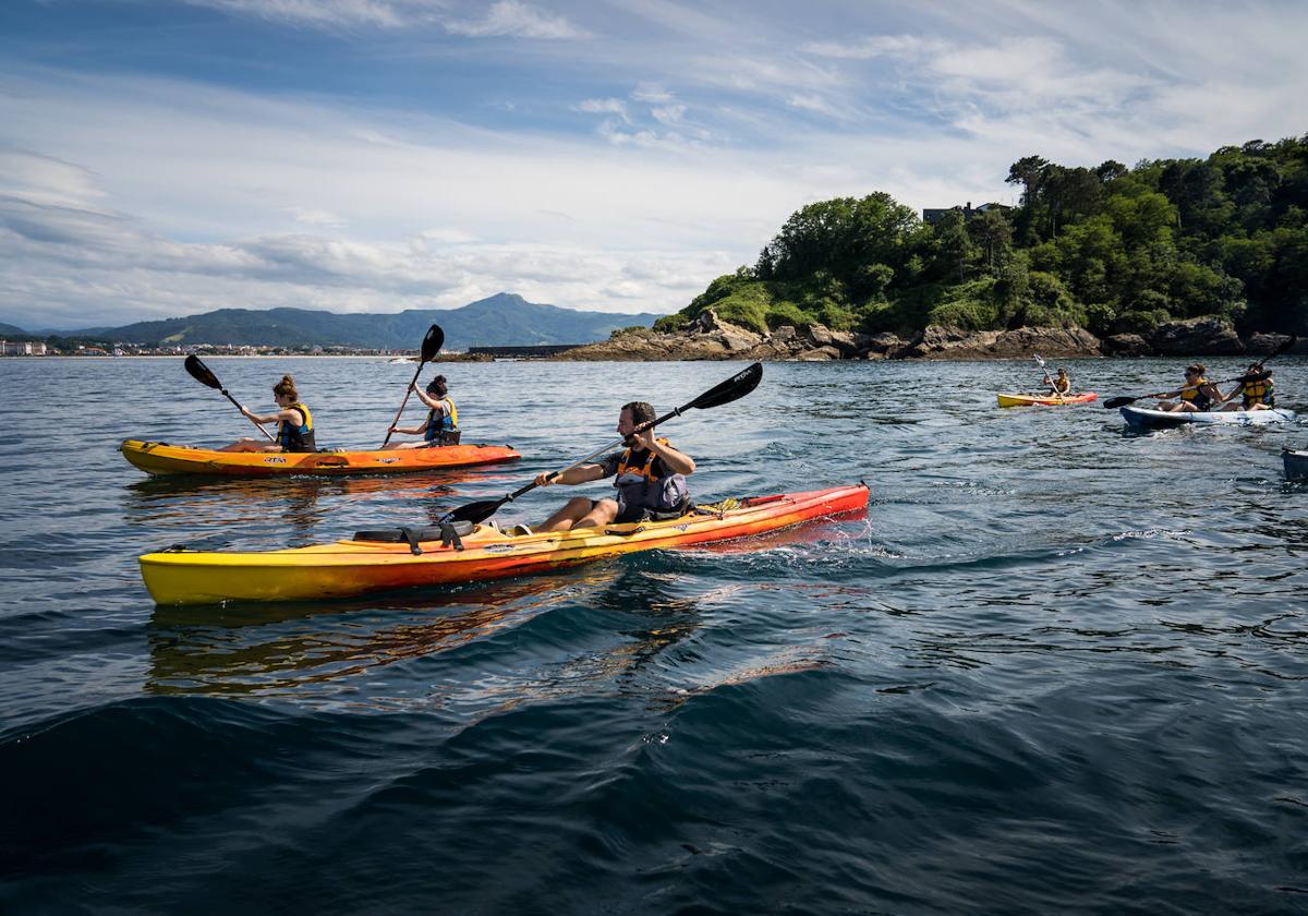 Remo, paseos en barco, coastering, vela... ¡Todos al agua con estas cinco experiencias refrescantes!