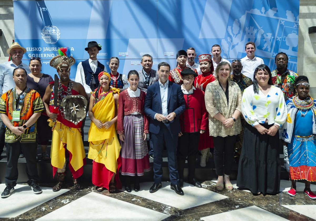 Pradales, en el centro, ha puesto en valor el festival por permitir que grupos de todos los lugares del mundo se unan en la villa jarrillera.