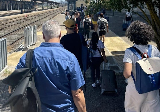 Los pasajeros, ya fuera del tren en la estación de Miranda, hacia los autobuses que les trasladaron a Bilbao.