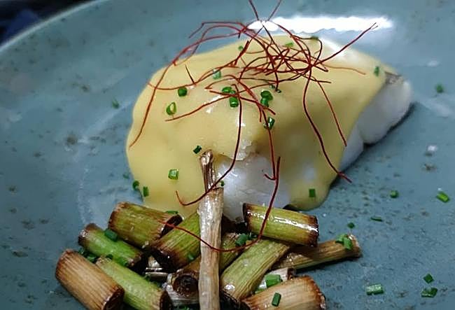 Plato de bacalao al pilpil con verduras elaborado por Plágaro en el Sukalki.