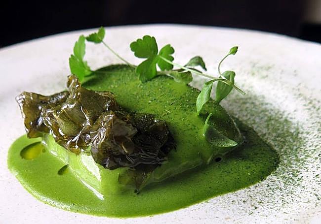 Verduras y aceite del campo (colza) del restaurante Karmine, en Vitoria.