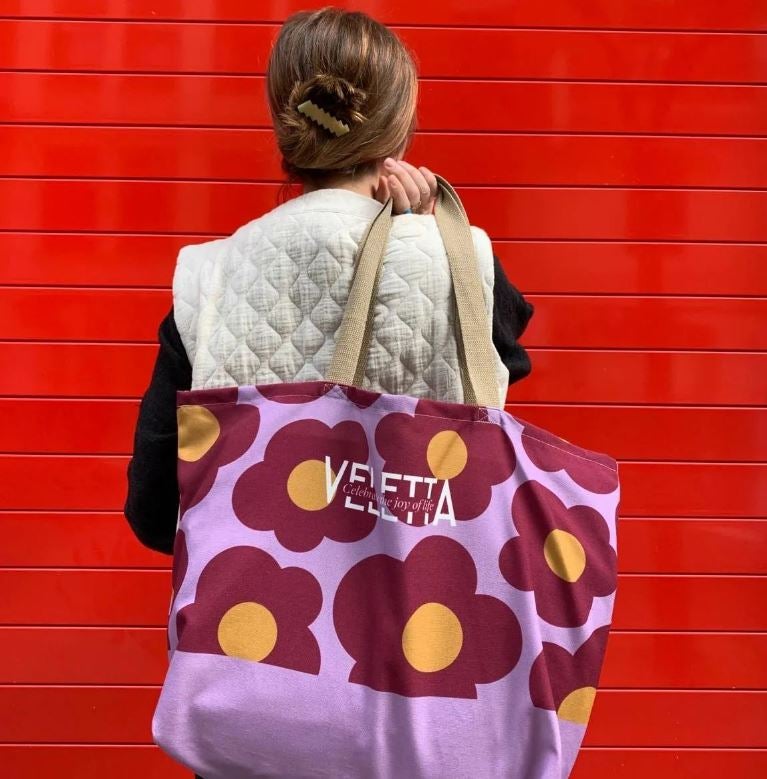 Saioa Segura y su pareja, Oskar, fundadores de la firma Veletta, crean y confeccionan originales y alegres mochilas para «gente con rollo» que quiere vivir con estilo mientras cuida el planeta.