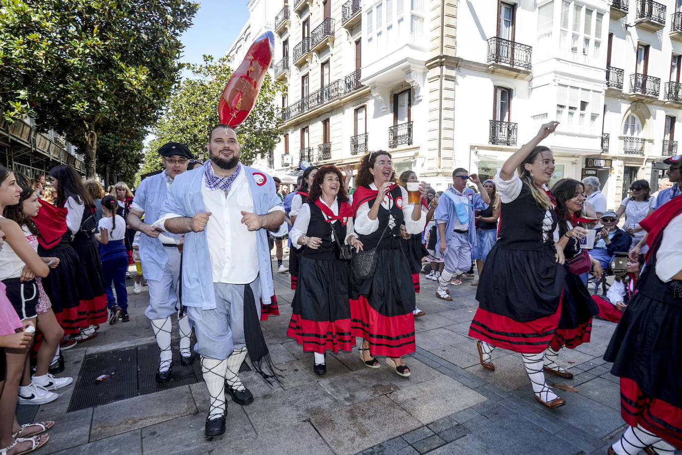 Búscate en el paseíllo de los blusas y neskas