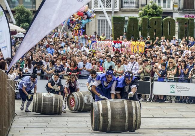 Los equipos ruedan las cubas por la plaza de la Virgen Blanca en un momento de la carrera.