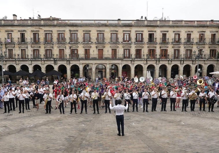 Unas dianas multitudinarias dan inicio al día del Blusa y la Neska