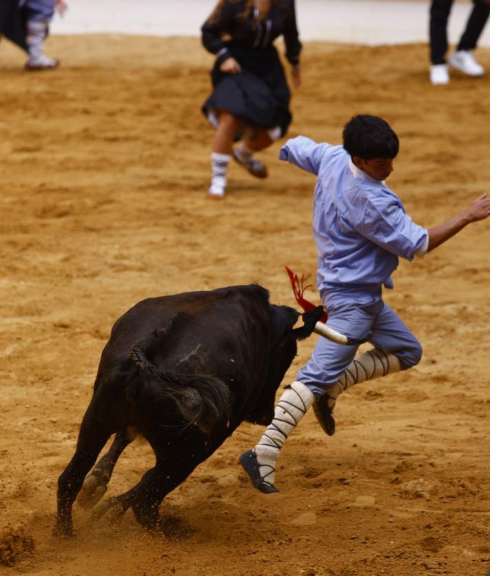 Imagen secundaria 2 - Las vaquillas brindan el mejor calentamiento