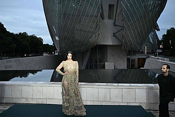 Rosalía triunfa con un vestido transparente de Dior en la previa de los Juegos
