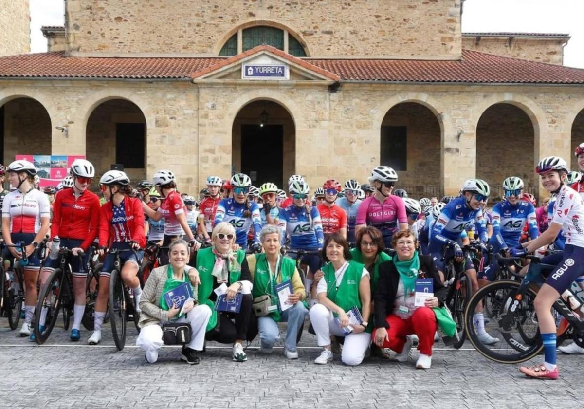 Las voluntarias de la asociación, en la última prueba ciclista de Bizkaikoloreak.