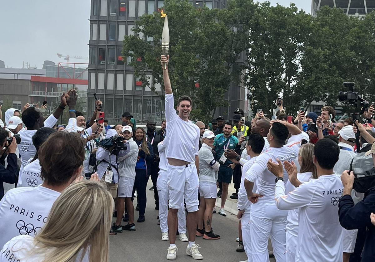 Pau Gasol acerca la antorcha olímpica de los Juegos de París a todos los atletas