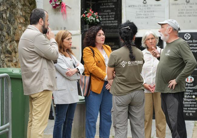 Los responsables de Gogora, Gobierno vasco y Ayuntamiento escuchan al forense Paco Etxebarria