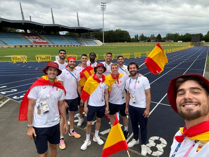 El improvisado desfile olímpico del equipo español de baloncesto a 200 kilómetros de París