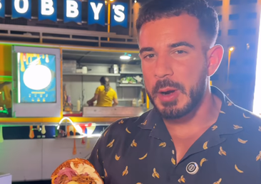 El influencer 'Cenando con Pablo' alucina con una hamburguesa de chaskis en el campeonato de Barakaldo