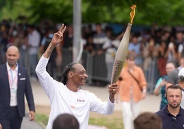 Snoop Dogg porta en Saint-Denis la antorcha.