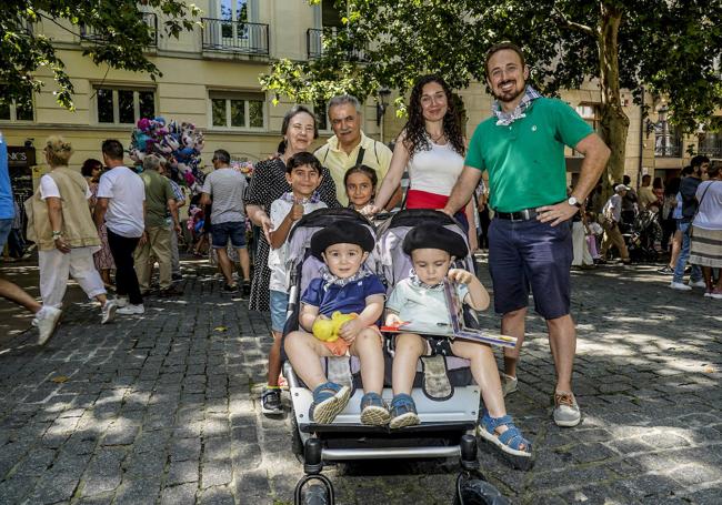 María Muñoz, Julio Vicho, Miriam García y Mario Vicho, con Hugo, Emma, Héctor y Julio, sus chavales.